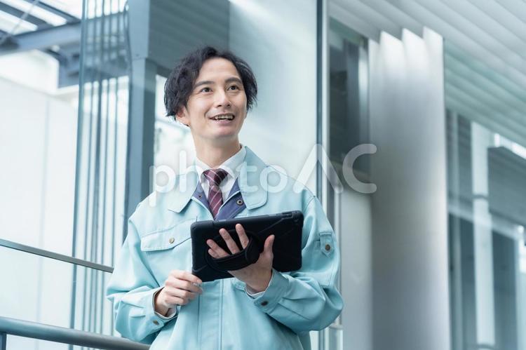 ビルメンテナンスする男性のエンジニア エンジニア,ビルメンテナンス,男性の写真素材
