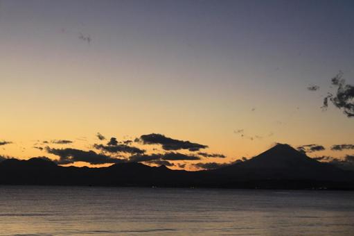 シルエット富士山 シルエット富士山の写真