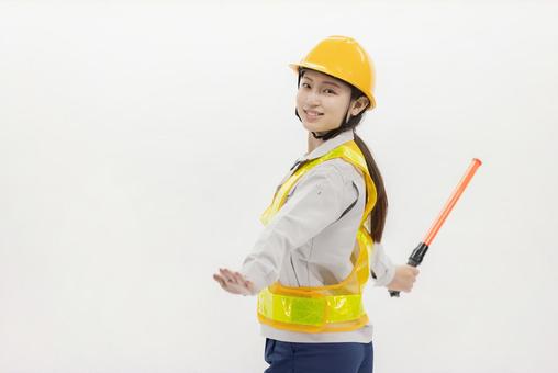 誘導する反射ベストを着た警備員 誘導する反射ベストを着た警備員 女性,人物,ビジネスウーマンの写真素材