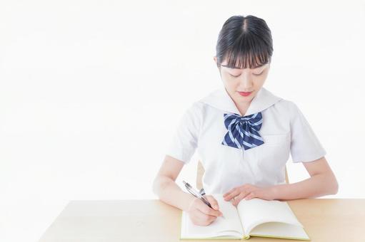 授業を受ける若い女子学生 授業を受ける若い女子学生の写真