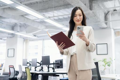 オフィスで仕事をする若いビジネスウーマン ビジネス,女性,オフィスの写真素材