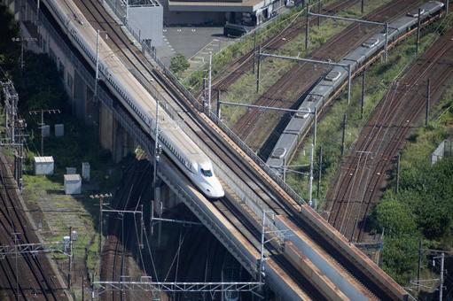 名古屋駅に到着する新幹線 名古屋駅に到着する新幹線の写真