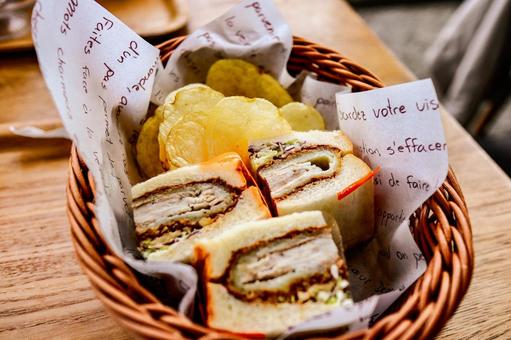 カツサンドとポテトチップス カツサンド,ポテトチップス,サンドイッチの写真素材