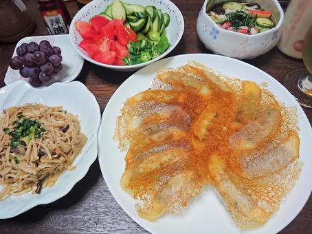 羽根つき餃子の晩ごはん 羽根つき餃子の晩ごはん 食事,食卓,晩ごはんの写真素材