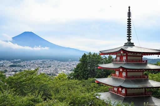 山梨・新倉富士浅間神社と富士山の景観 新倉富士浅間神社,富士山,五重塔の写真素材