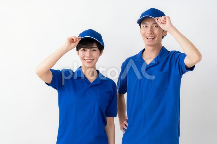 白バックの若い男女の引越し業者 引越し,配達,業者の写真素材