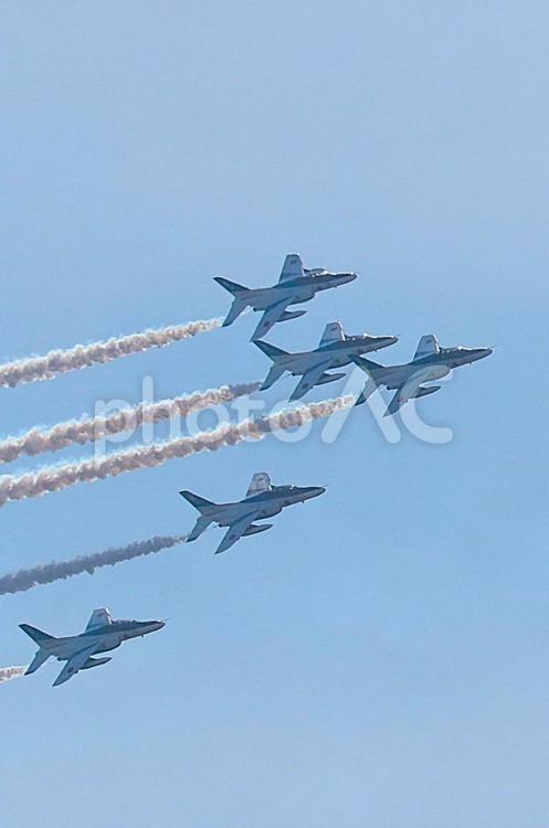 ブルーインパルス　飛行 飛行機,空,展示の写真素材