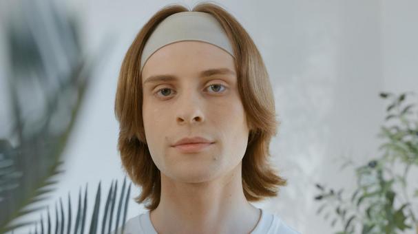 ヘアバンドをつけたカメラ目線の男性 男性,外国人,欧米人の写真素材