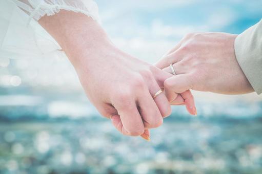 手を繋ぐ 結婚,結婚式,夫婦の写真素材