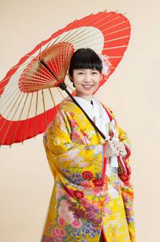 A smiling bride holding a Japanese umbrella, জাপানি ছাতা, লাল, নববধূ, JPG