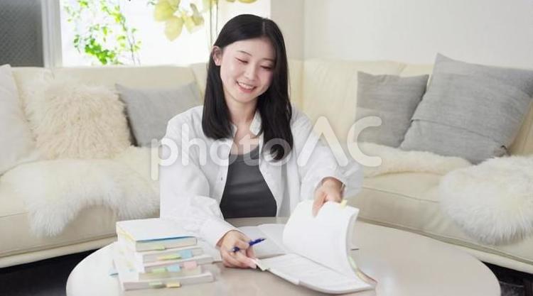 参考書で勉強をするアジア人女性 女性,学生,大学生の写真素材