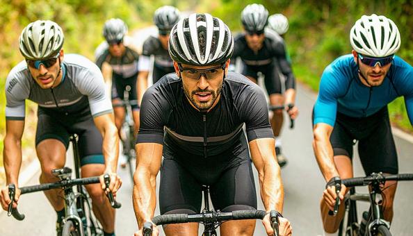 トライアスロン 自転車をこぐ選手たち トライアスロン 自転車をこぐ選手たちの写真