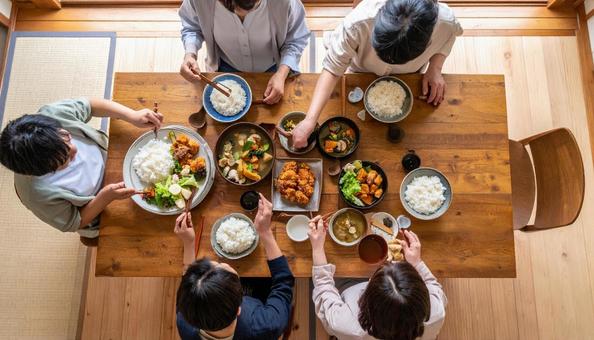 日本人家族の食卓 日本人家族の食卓の写真