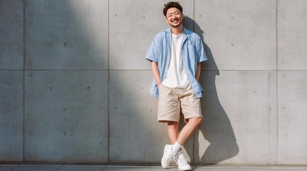 日差しと夏服の男性 日差しと夏服の男性の写真