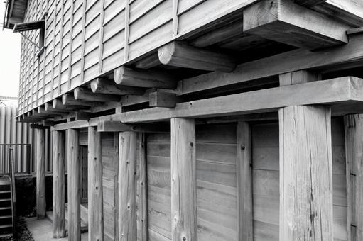 丸太材を組み上げて造られた高床式倉庫 高床式倉庫,高床建物,土台の写真素材