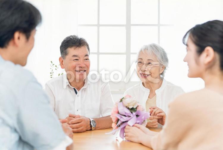 花をプレゼントさせる高齢者夫婦 高齢者,敬老の日,花束の写真素材