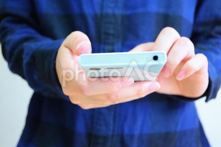 スマホを見る人 スマホ,触る,人の写真素材