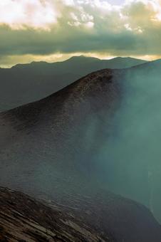 噴煙に包まれる火山の稜線 火山,噴煙,稜線の写真素材