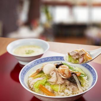 お気に入りの店で食べる中華丼 お気に入りの店で食べる中華丼の写真