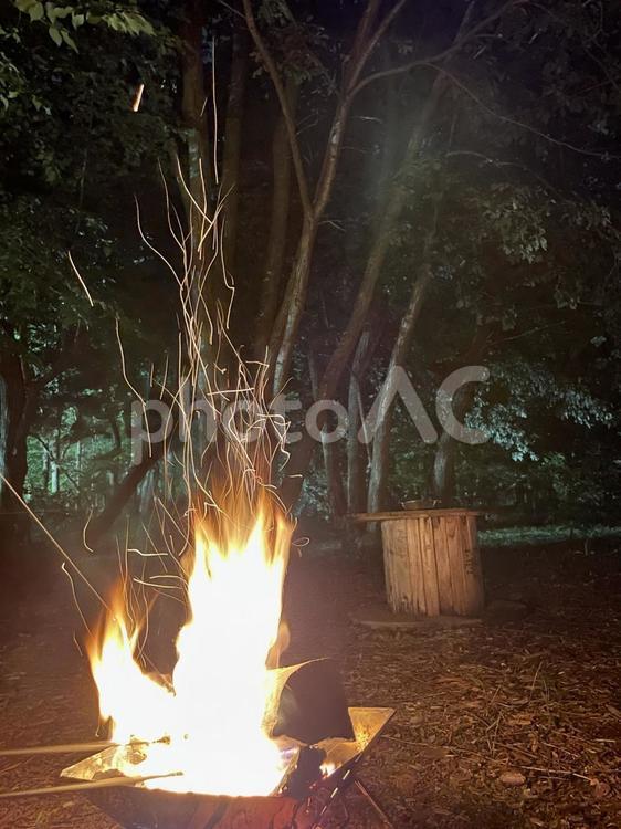 焚き火と火の粉 焚き火と火の粉 薪,焚き火,台の写真素材