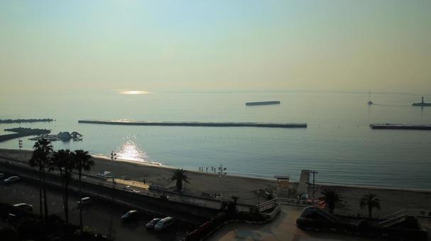 朝日のが反射して輝く熱海サンビーチの海 朝日のが反射して輝く熱海サンビーチの海 朝日,晩夏,日の出の写真素材