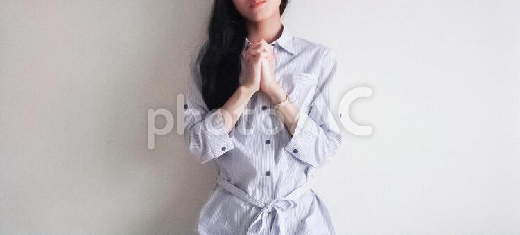 祈る女性(横長) 女性,願う,祈るの写真素材