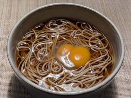 霜降過ぎのオフの朝に自宅で食べた月見そば 蕎麦,干しそば,乾麺の写真素材