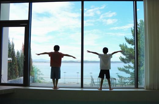 両手を広げる子供二人 子ども,両手を広げる,背中の写真素材