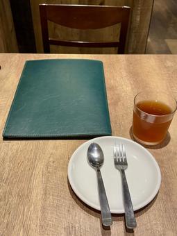 予約したレストランに来店直後 皿,スプーン,フォークの写真素材