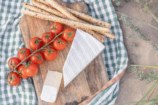 ミニトマトや細長いパンのおつまみ カマンベール,チーズ,グリッシーニの写真素材