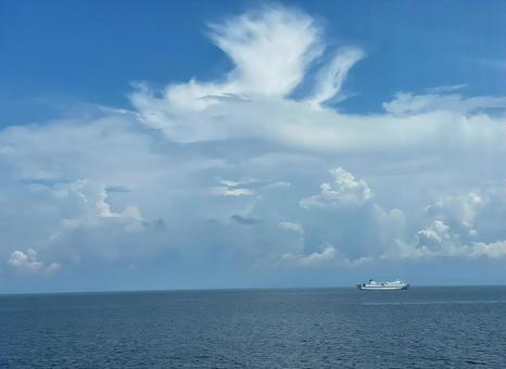 夏の雲 船 青空と海 夏の海 夏の風景 夏の雲 船 青空と海 夏の海 夏の風景の写真