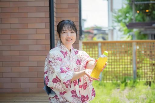 笑顔でお茶を差し出す浴衣女性 笑顔でお茶を差し出す浴衣女性 飲み物,お茶,緑茶の写真素材
