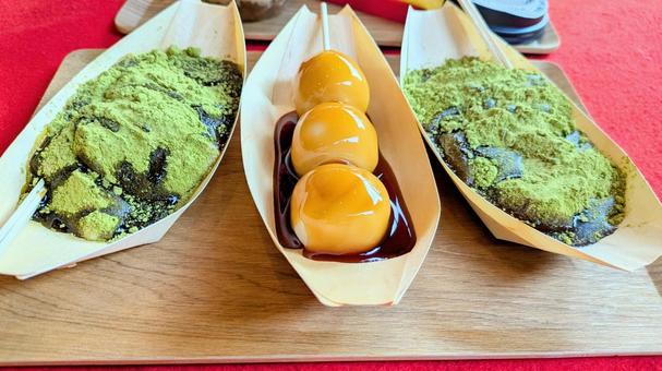 和のスイーツ わらび餅,わらびもち,みたらし団子の写真素材