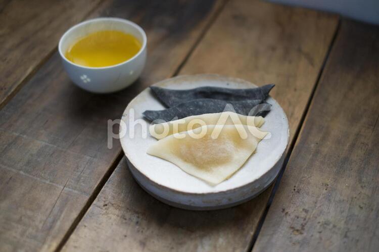 黒ごまとニッキの生八つ橋_白い和食器_お茶 生八ツ橋,八つ橋,黒ごまの写真素材