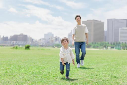 追いかけっこする親子 追いかけっこする親子の写真