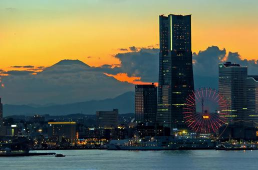 みなとみらい夜景 みなとみらい,横浜港,富士山の写真素材