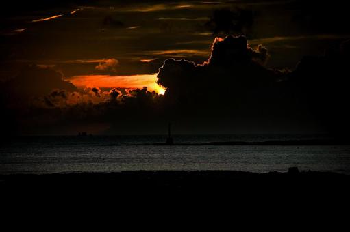<素材>海に沈む夕日と沖の灯台の風景 <素材>海に沈む夕日と沖の灯台の風景の写真