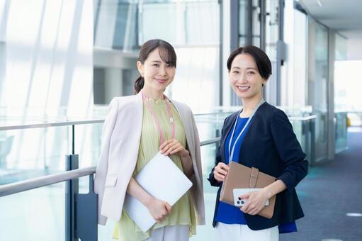 オフィスで仕事をするビジネスウーマン ビジネス,会議,ビジネスウーマンの写真素材