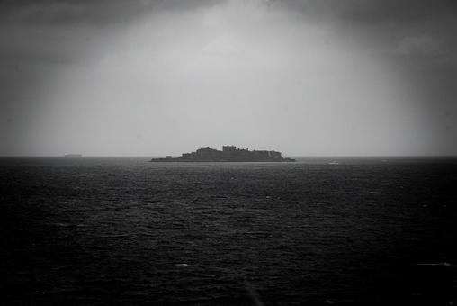 モノクロの海に浮かぶ廃墟の島 軍艦島,モノクロ,白黒の写真素材