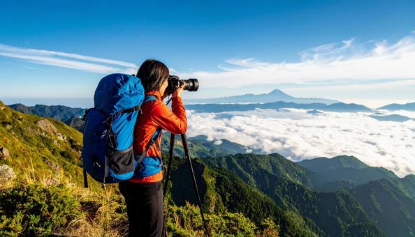 レンズを向ける日本人女性カメラマン レンズを向ける日本人女性カメラマンの写真