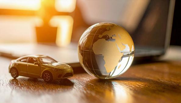 ガラスの地球儀とミニチュアの車 ガラスの地球儀とミニチュアの車の写真