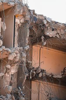 解体途中のビルの外観 解体途中のビルの外観 解体,ビル,建物の写真素材