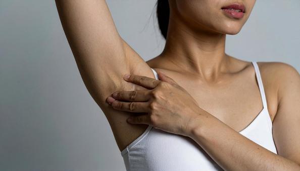 脇をさわる日本女性 脱毛イメージ 脇をさわる日本女性 脱毛イメージの写真