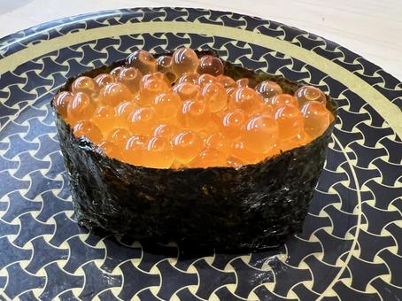 新鮮で美味しそうないくらの軍艦巻き 新鮮で美味しそうないくらの軍艦巻き いくら,握り,寿司の写真素材