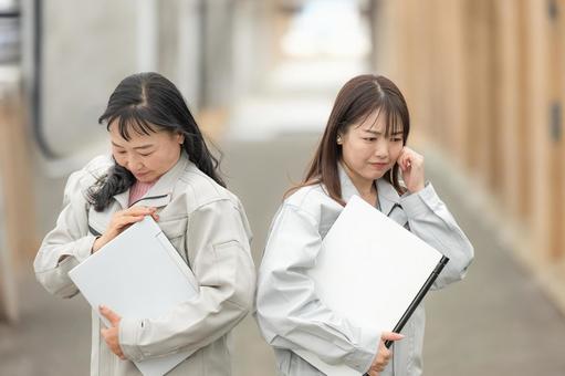 作業服を来た女性 作業服を来た女性 女性,作業着,作業服の写真素材
