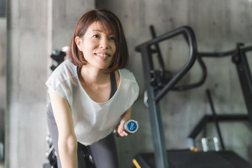 フィットネスジムでトレーニングする女性 フィットネスジム,エクササイズ,トレーニングの写真素材