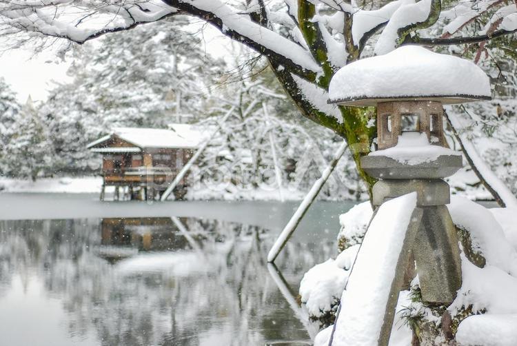 雪の兼六園 霞ヶ池とことじ灯籠（石川） 兼六園,ことじ灯籠,石灯籠の写真素材