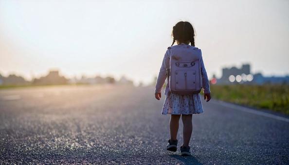 自立しようと一人で旅立つ日本人の女の子 自立しようと一人で旅立つ日本人の女の子の写真