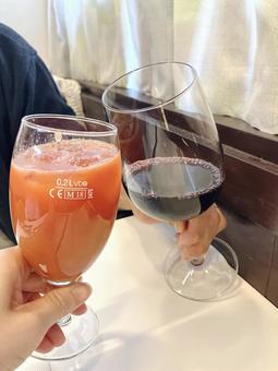グラスの乾杯 グラスの乾杯 グラス,乾杯,レストランの写真素材