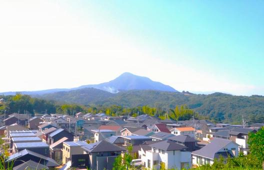 秋の住宅街と山景 秋の住宅街と山景 住宅街,山,高台の写真素材